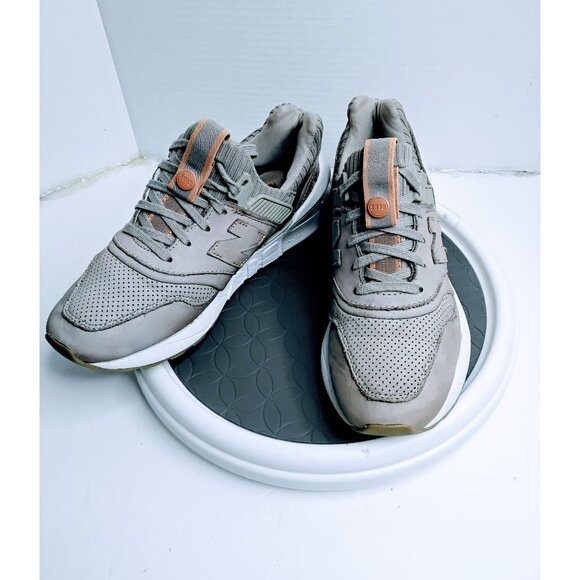 New Balance WS997ALB Womens Sneakers Gray Size 5.5 Athletic Low Top Comfort Shoe - Picture 2 of 7